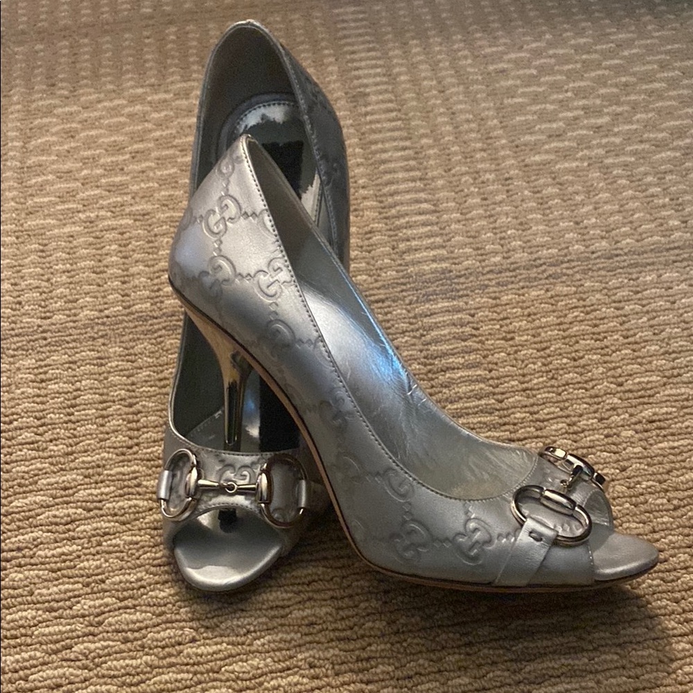 Vintage Gucci Silver 7.5, Vintage,  Peep Toe Heels, leather embossed GG logo - Picture 8 of 10